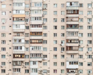 Modern bir ön fabrikasyon evin balkon. Kiev, Ukrayna