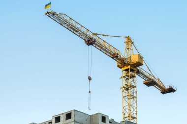 Bayrak vinç bina. Beton panel bina inşaatı