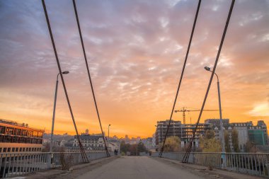 Sunset Bulvarında terk edilmiş askılı köprü Kiev