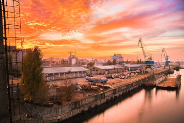 Portal vinçler ve günbatımı gemide yüksek hızlı deniz otobüsü
