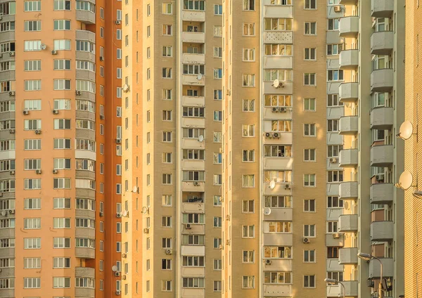 Modern bir ön fabrikasyon bina cephe. Kiev, Ukrayna