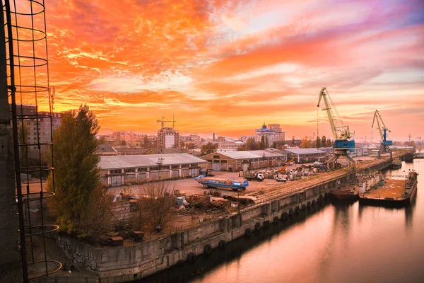 Portal vinçler ve günbatımı gemide yüksek hızlı deniz otobüsü