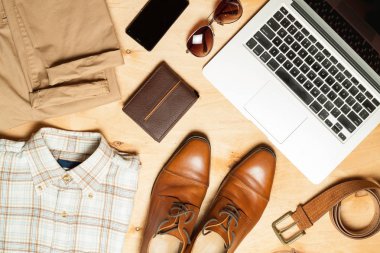 Modern yaratıcı erkek kıyafeti. Gezgin, öğrenci, işadamı için gerekli yükü.