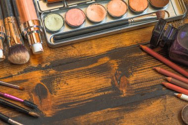 Profesyonel visagiste çalışma alanı. Makyaj araçları. Yaratıcı karışıklık