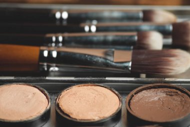 Profesyonel kozmetik. Metal kasa krem kapatıcı paleti. Özel liflerinin yumuşak dokular ile çalışma yapılan pahalı makyaj fırçaları. Cilt kusurları ile çalışma.