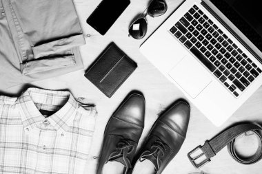 Modern yaratıcı erkek kıyafeti. Gezgin, öğrenci, işadamı için gerekli yükü.