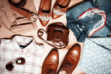 Kıyafet modern yaratıcı çift. Romantik yürüyüş.