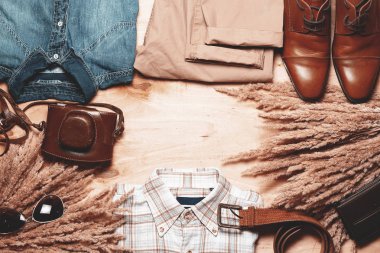 Modern yaratıcı erkek kıyafeti. Gezgin, öğrenci, işadamı için gerekli yükü. Rustik moda.