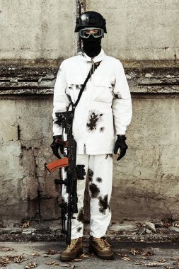 Ak-47 ile kış kamuflaj elbiseli bir asker silahlı