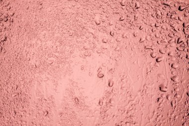 Yağmurlu pencere. Pembe camına geri ışık çekiliyor