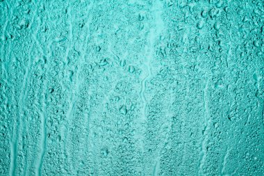 Yağmurlu pencere. Damla mavi arka ışık camının