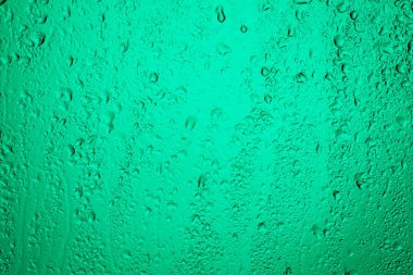 Yağmurlu pencere. Gezinti camının geri ışık çekiliyor