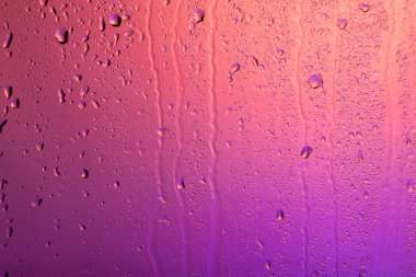 Yağmurlu pencere. Mor camının geri ışık çekiliyor