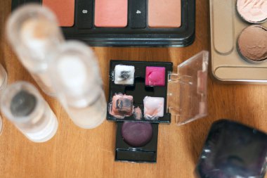 Profesyonel visagiste çalışma alanı. Makyaj araçları. Yaratıcı karışıklık