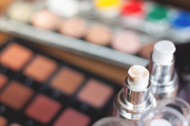 Bulanık profesyonel visagiste çalışma alanı. Makyaj araçları. Yaratıcı karışıklık