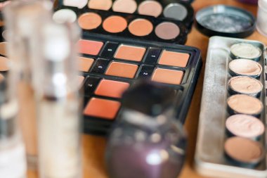 Bulanık profesyonel visagiste çalışma alanı. Makyaj araçları. Yaratıcı karışıklık