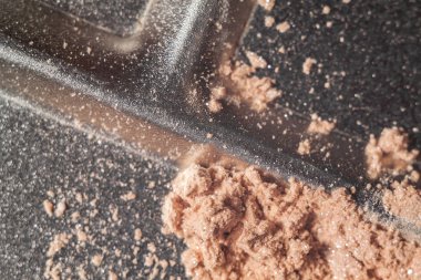 Profesyonel kozmetik. Pahalı özel parıltılı toz ile fırça metal palet makyaj.