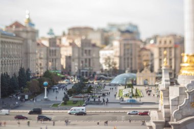 Bulanık tilt-shift cityscape. Kiev, Ukrayna, Maidan Nezalezhnosti (Bağımsızlık Meydanı).