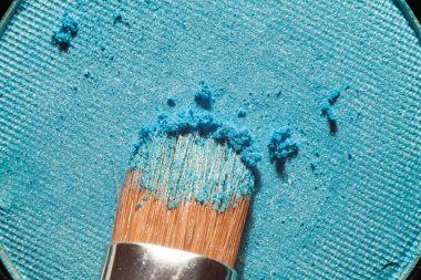 Makro ufalanan göz farı dolum. Profesyonel kozmetik. Makyaj araçları.