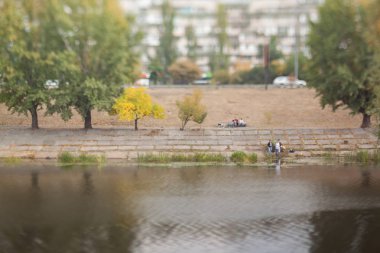 Akşam kanal. Yumuşak ve bulanık cityscape. Doğal optik tilt shift fotoğraf.