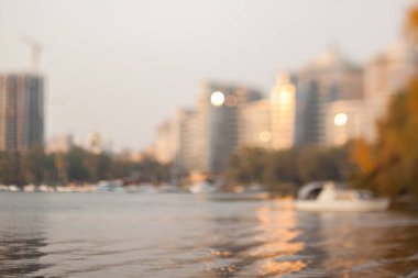 Akşam sonbahar sahilde. Doğal optik tilt shift fotoğraf.