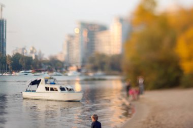 Küçük gemi vasıl belgili tanımlık kıyı palamarla. Akşam sonbahar sahilde. Doğal optik tilt shift fotoğraf.