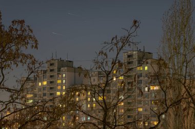 Modern ön fabrikasyon bina. Gece görünümü