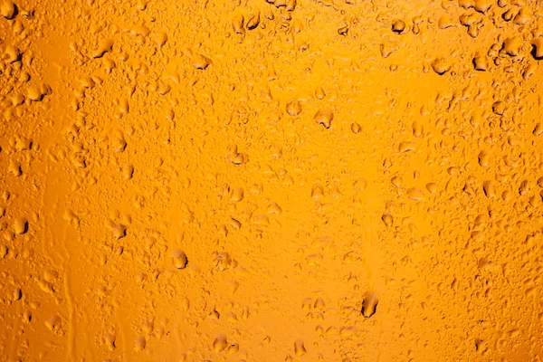 下雨的窗口 在橙背灯上滴在玻璃上 — 图库照片