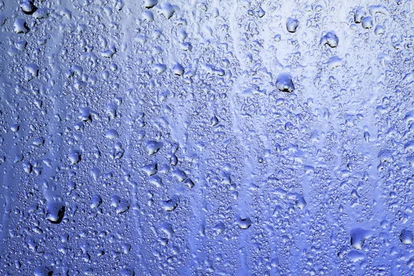 Βροχερό Παράθυρο Σταγόνες Για Γυαλί Λιλά Πίσω Φως — Φωτογραφία Αρχείου