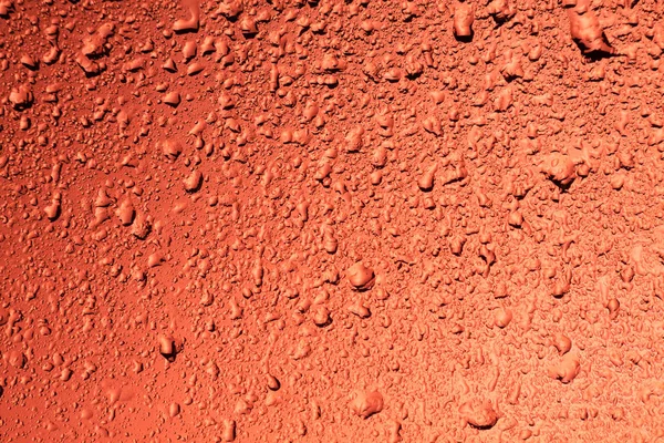 Βροχερό Παράθυρο Σταγόνες Στο Γυαλί Κόκκινο Φως Πίσω — Φωτογραφία Αρχείου