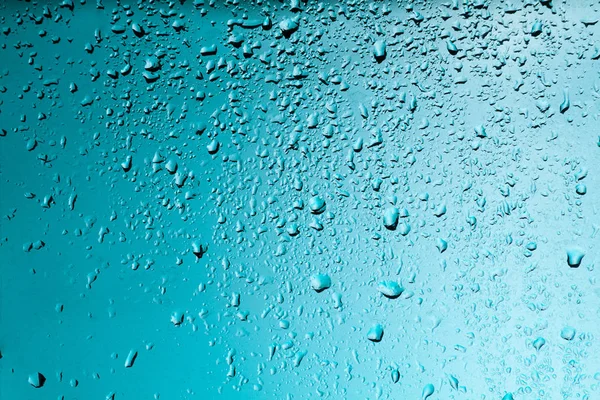 Regenachtige Venster Druppels Het Glas Blauwe Achtergrondverlichting — Stockfoto