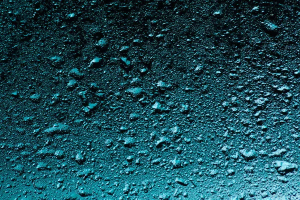 下雨的窗口 在蓝色的背灯上滴在玻璃上 — 图库照片