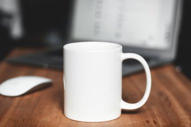 Ahşap masa üzerinde beyaz kupa. Office çalışma alanı arka plan