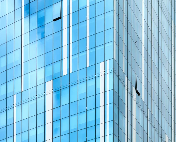 Fachada Vidro Edifício Moderno Céu Nublado Reflete Vidro — Fotografia de Stock