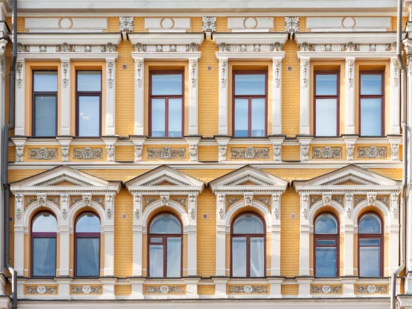 Façade Bâtiment Historique Antique Fenêtres Avec Éléments Décoratifs Stuc Kiev — Photo