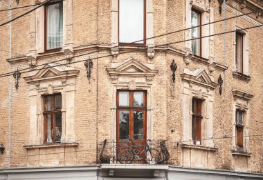 Lviv eski Avusturya evin balkonunda dağ bisikleti