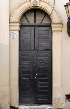 Eski Avrupa Bina kapısı. Dış tasarım öğesi eski Lvov. Dünya mimari miras örneği.