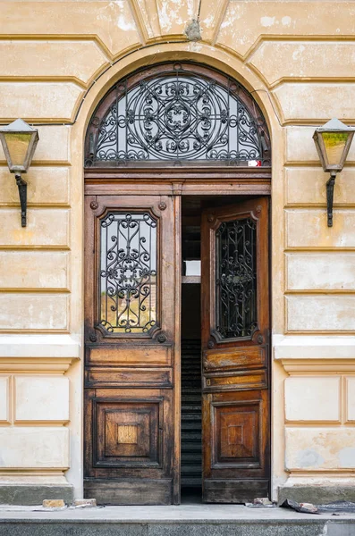 Дверь Старого Европейского Здания Элемент Внешнего Дизайна Древнего Львова Пример — стоковое фото