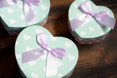 Kalp şeklinde hediye kutuları bir ahşap yüzeye