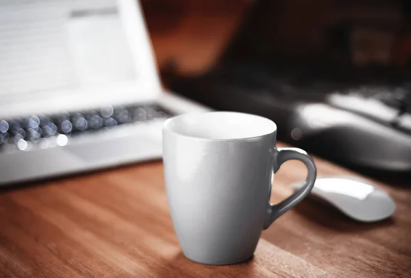 Mug Putih Meja Kayu Latar Belakang Area Kerja Kantor — Stok Foto