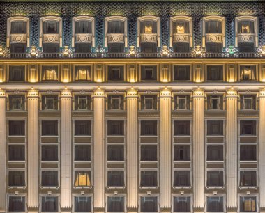 Aydınlatılmış cephe. Otelin sözde klasik tarzı bina.