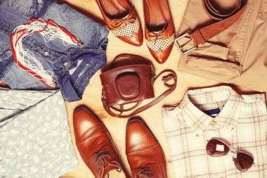 Kıyafet modern yaratıcı çift. Romantik yürüyüş.