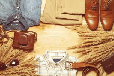 Modern yaratıcı erkek kıyafeti. Gezgin, öğrenci, işadamı için gerekli yükü. Rustik moda.