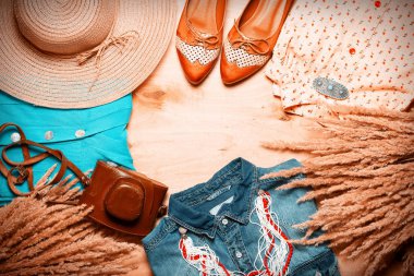 Modern yaratıcı kadın kıyafeti. Rustik moda.