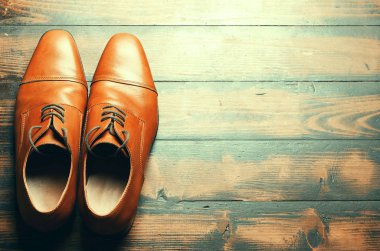 Erkek deri ayakkabıları bir ahşap zemin üzerinde