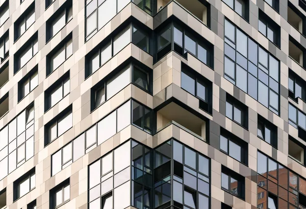 Fachada Cristal Edificio Moderno Cielo Nublado Refleja Vidrio —  Fotos de Stock