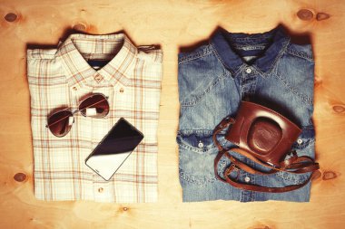 Modern yaratıcı erkek kıyafeti. Gezgin, öğrenci, işadamı için gerekli yükü. Rustik moda.