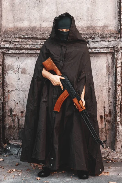 Homem Com Casaco Militar Uma Balaclava Com Metralhadora Kalashnikov Rpk — Fotografia de Stock