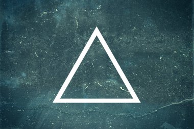 Soyut taş zemin üzerine beyaz düz üçgen. Psychedelic arka plan.