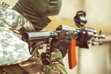 refleks görme ile bir Ak-47 ile nişan adam